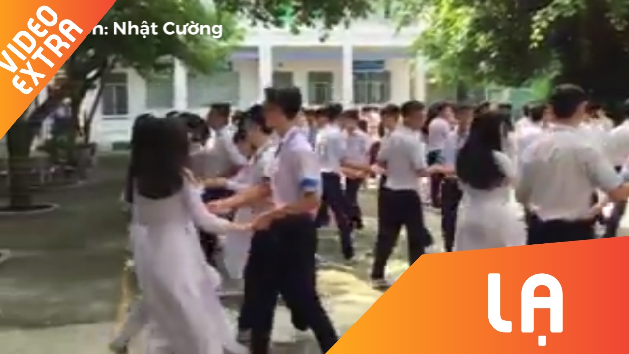 Hang tram hoc sinh nhay Cha Cha Cha trong gio ra choi hinh anh