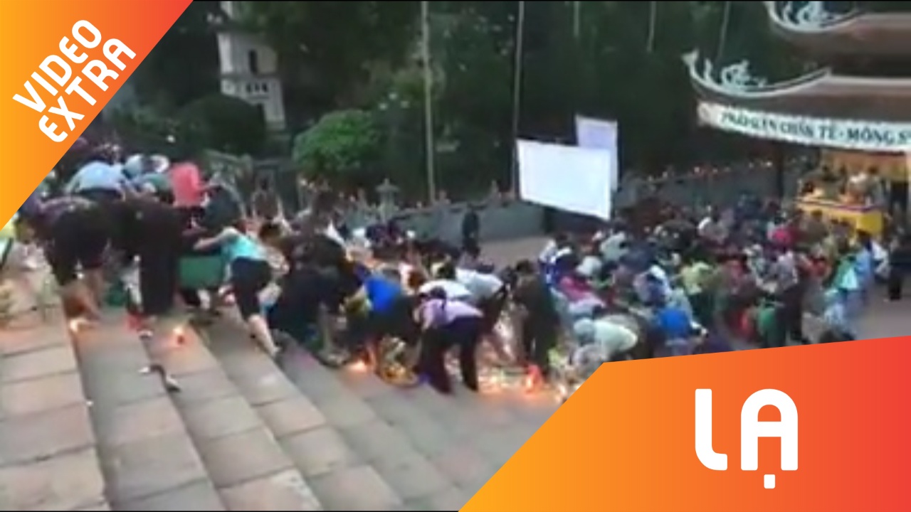 Chen lan xo day, tranh nhau vat pham cung o chua Huong, Ha Noi hinh anh