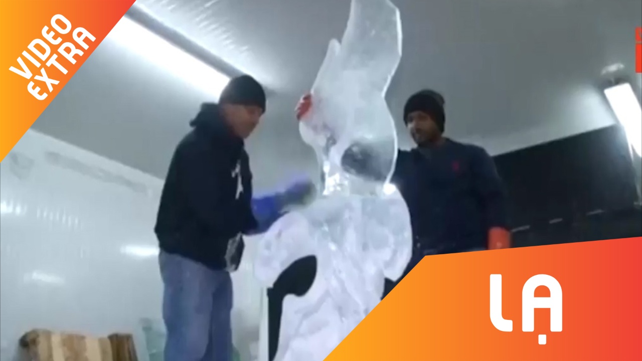 Doc dao buc tuong bang bang giua sa mac Dubai hinh anh