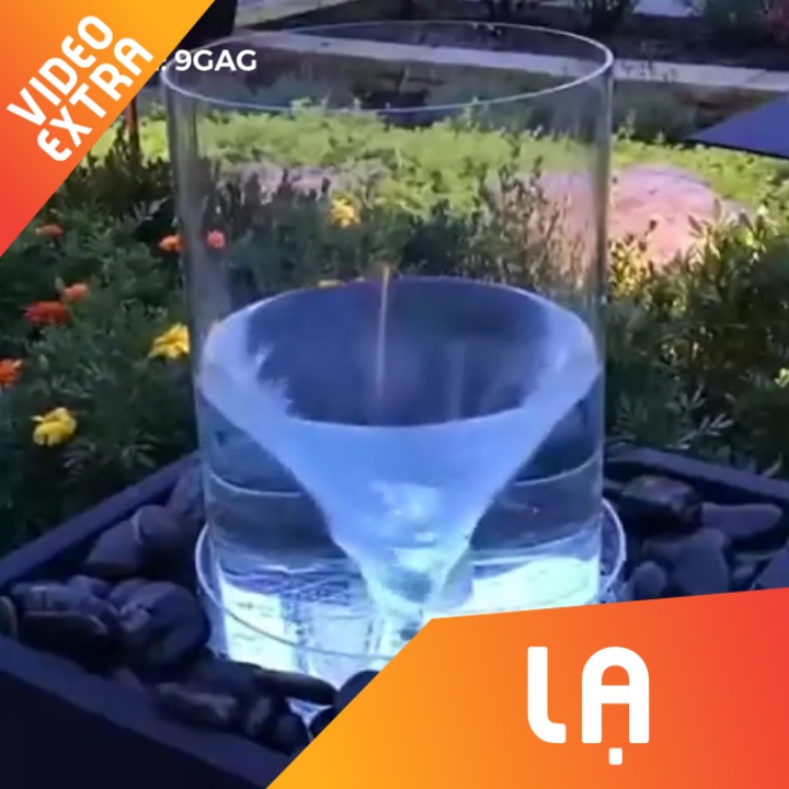 Chiec ly doc dao tao ra loc xoay ben trong hinh anh