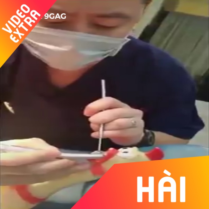 Chet cuoi voi pha nho rang cho chu ga nhua cua chang nha si hinh anh