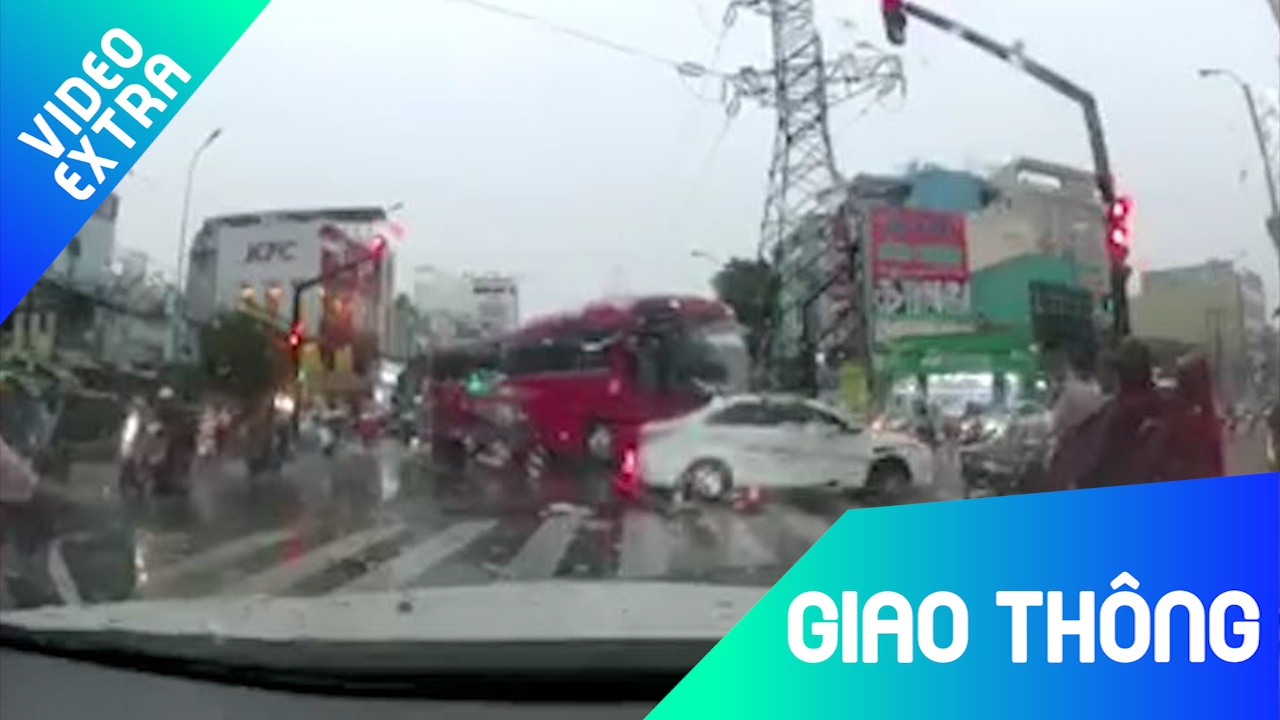 Xe oto chay au, vuot xe khach gay un tac giao thong hinh anh