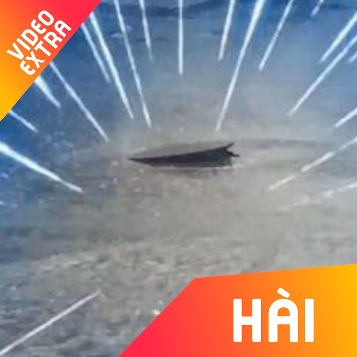 Chiec nap cong 'nhay mua' giua duong ngap hinh anh