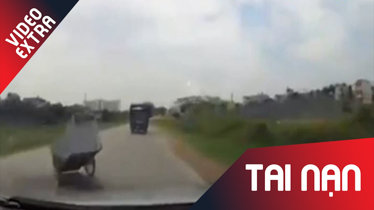 Xe oto lac tay lai nga ngang khi bat ngo gap vat can tren duong hinh anh