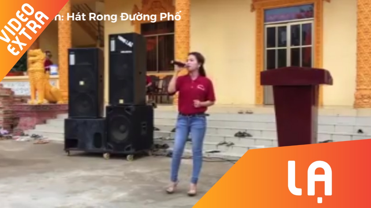 Co gai hat mot hoi vong co lam nuc long nguoi nghe hinh anh