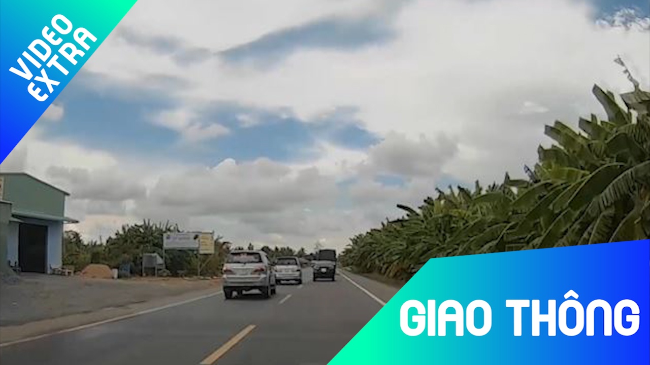 Nhieu xe vuot au, chay nguoc chieu tren tuyen tranh Cai Lay hinh anh