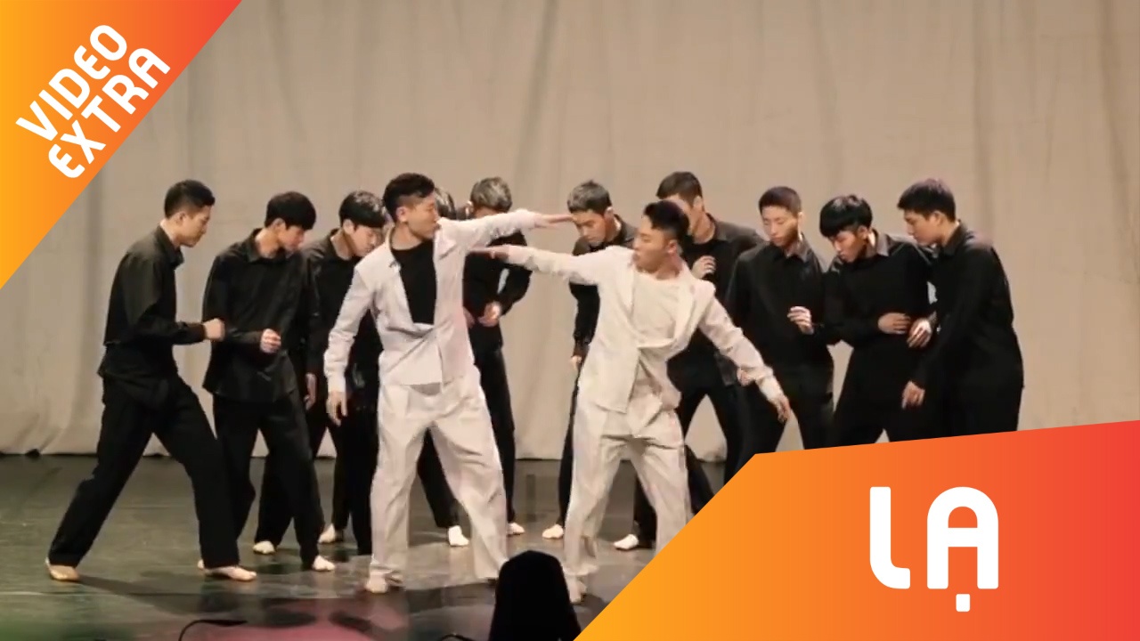 Bat ngo voi man nhay popping tren nen nhac giao huong co dien hinh anh