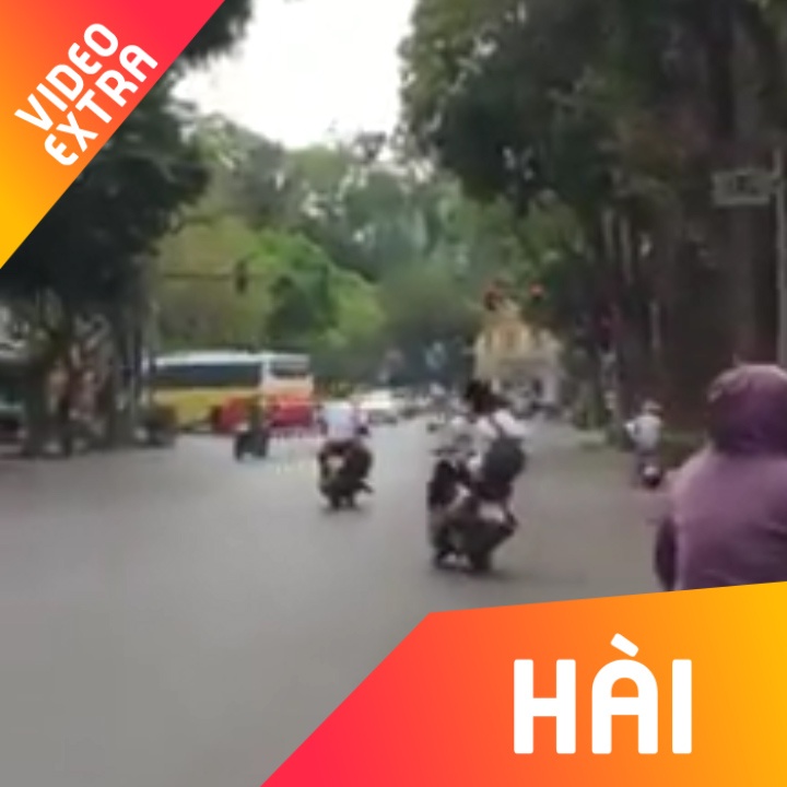 Doi hoc sinh te sap tren duong vi lang lach danh vong tren xe hinh anh