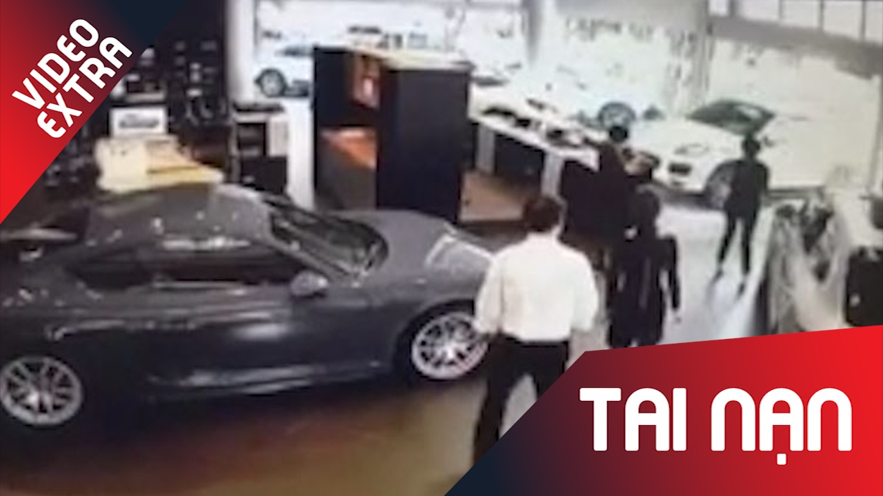 Nguoi dan ong lai xe dam vao cua hang Porsche vi tuc gian hinh anh