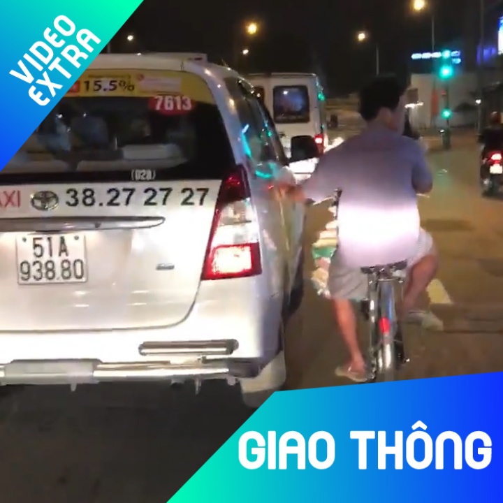 Xe dap bam len xe Taxi 'di nho' tren duong pho hinh anh