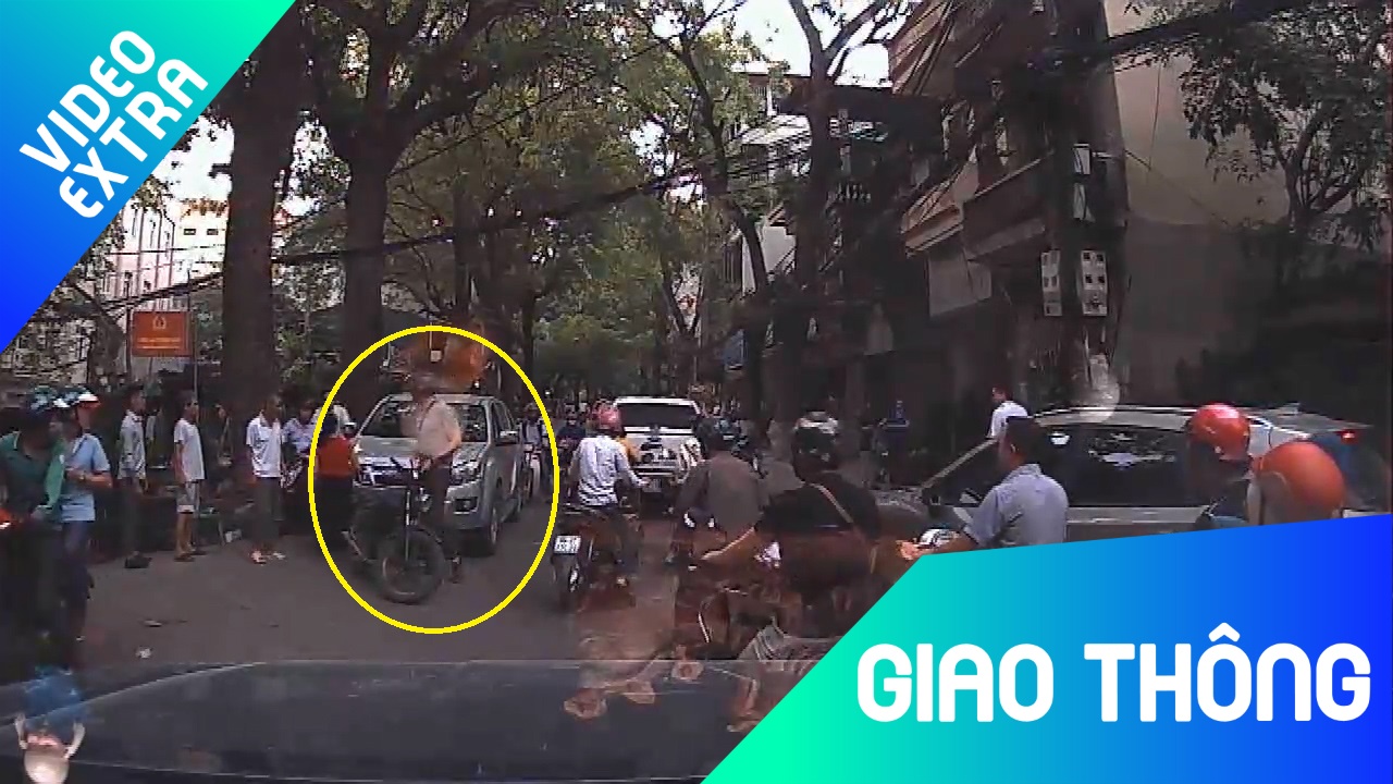 Nguoi nuoc ngoai chan dau, dam vao kinh oto o Ha Noi hinh anh