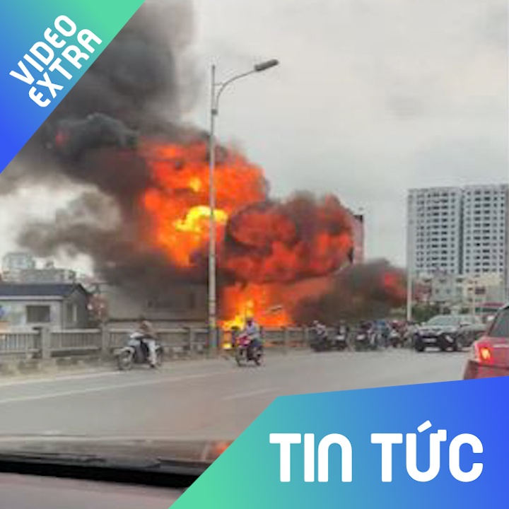 Chay lon nha dan duoi chan cau Vinh Tuy, Ha Noi hinh anh