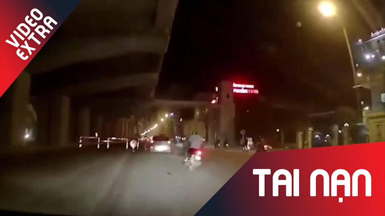 Xe may ngang nhien vuot au, te manh xuong duong hinh anh