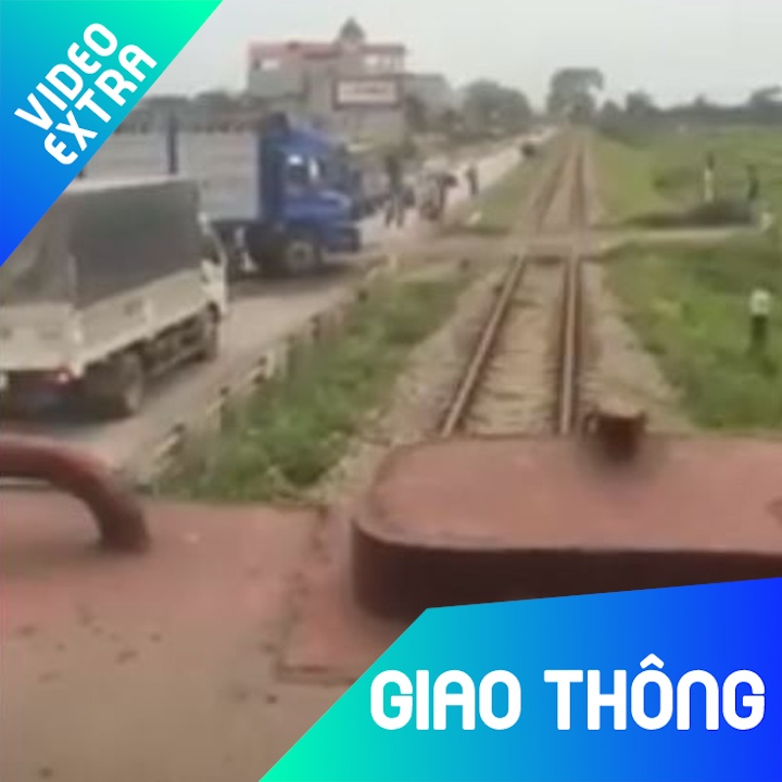 Xe tai lieu mang di vao duong ray cua tau hoa hinh anh