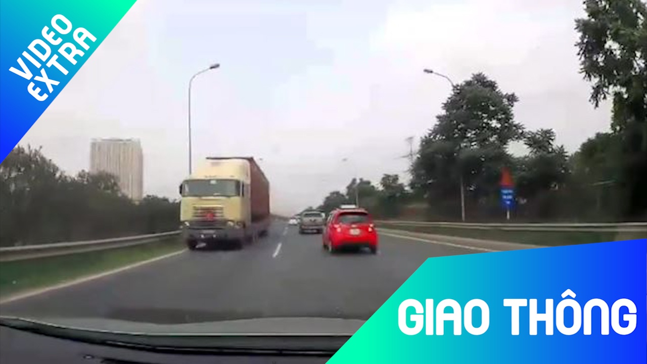 Xe container ngang nhien di nguoc chieu tren dai lo hinh anh