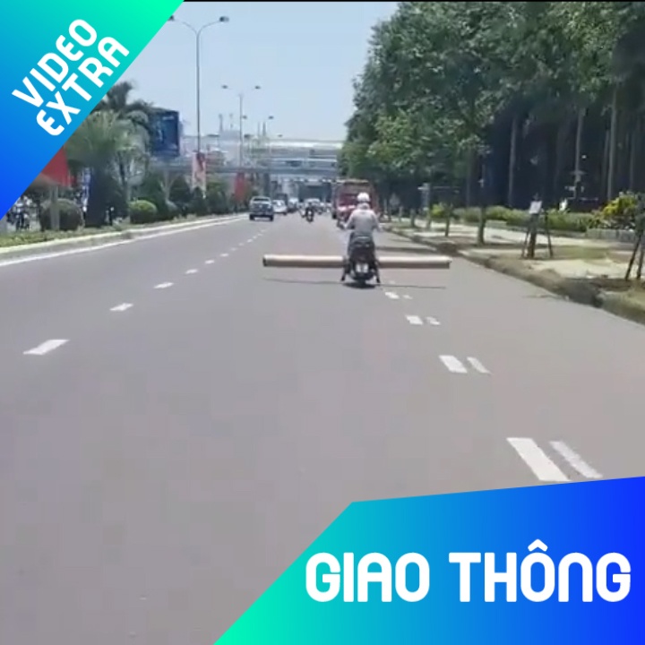 Co gai ung dung cho thanh chan chiem het lan xe di tren duong hinh anh