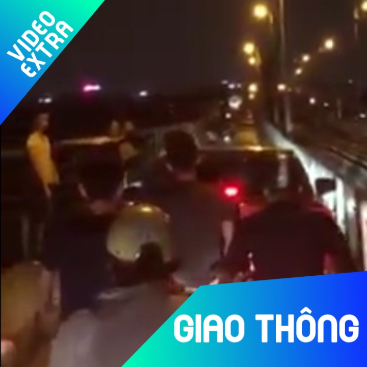 Oto than nhien di tren cau Long Bien du co bien cam hinh anh