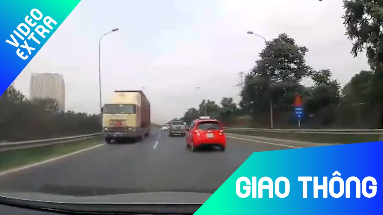 Xe container chay nguoc chieu lao vun vut trong lan 100km/h hinh anh