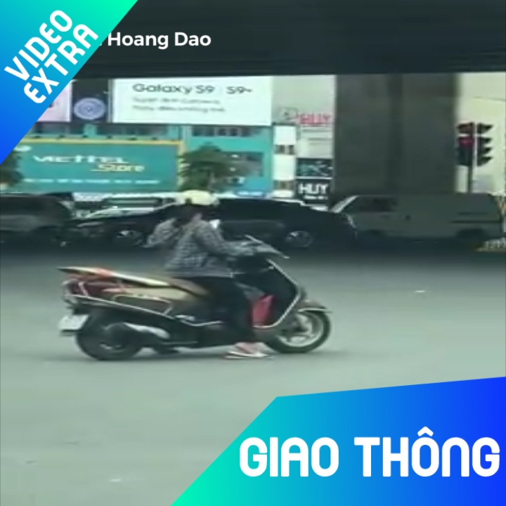 Mac ket khi den do, nguoi phu nu dung giua duong de cho den xanh hinh anh