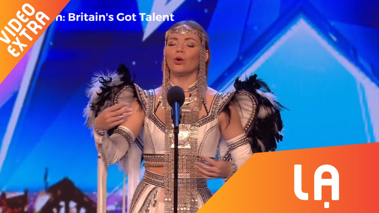 Nguoi phu nu choi nhac bang rang khien khan gia tron mat hinh anh