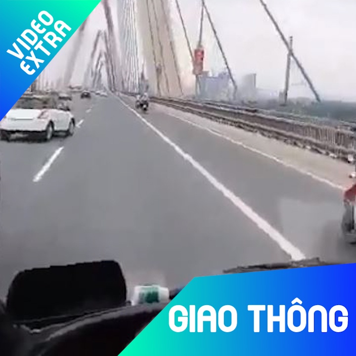 Nu tai xe oto tat dau xe khach ngay giua cau Nhat Tan hinh anh