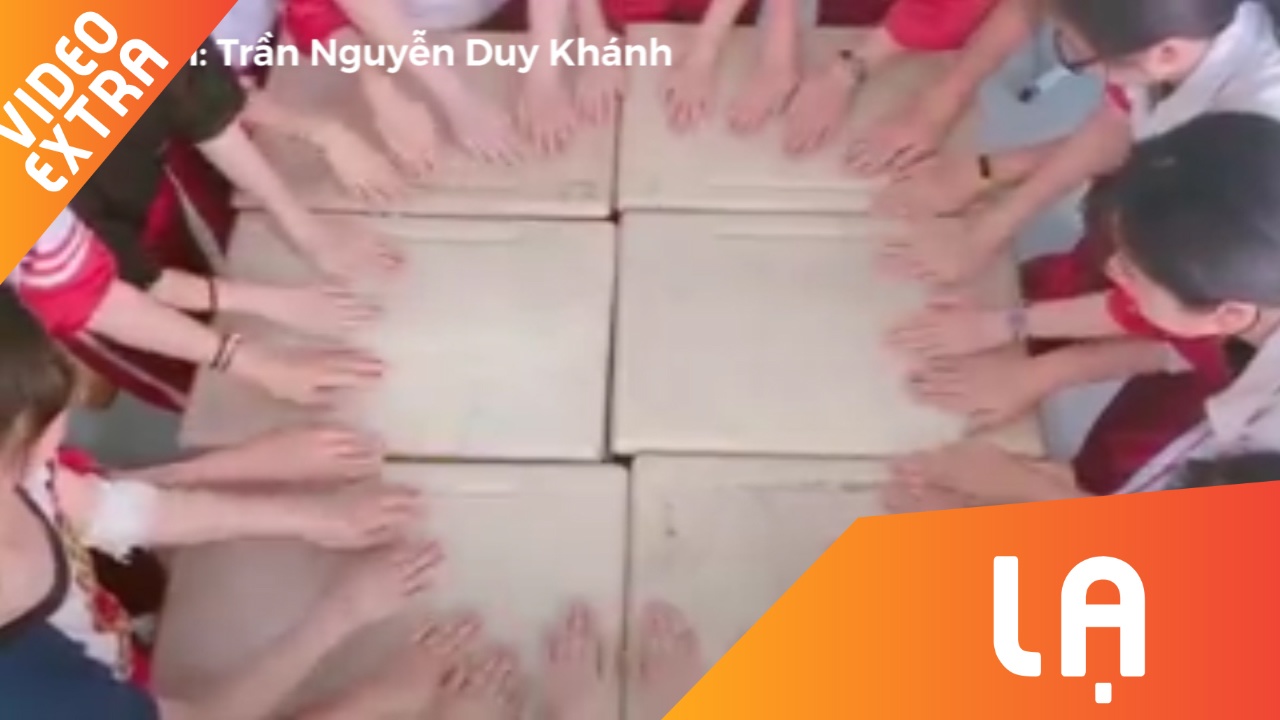 Ban hoa tau am nhac bang tay khong hinh anh