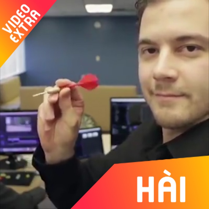 Thanh nien nem phi tieu vao may tinh dat tien va lap tuc hoi han hinh anh