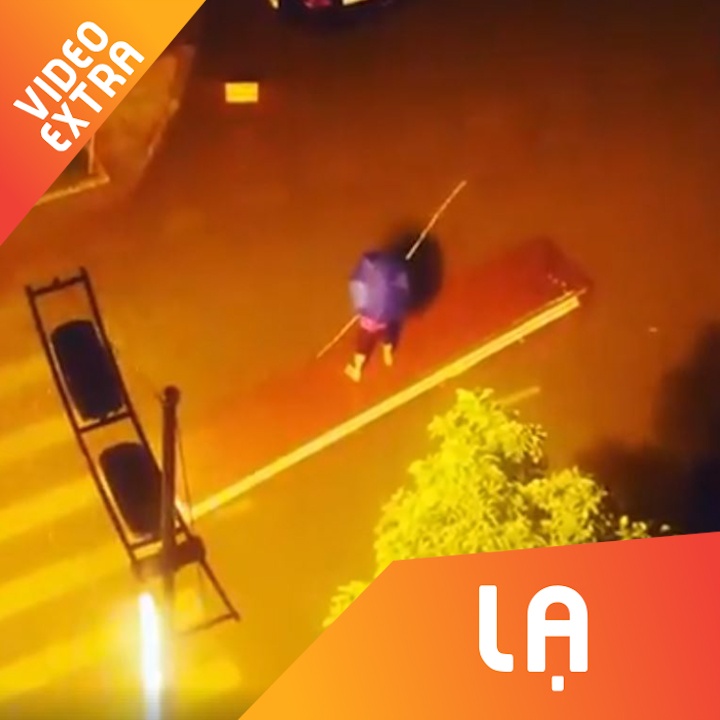 Nguoi dan 'cheo xuong' sau con mua lon o Ha Noi hinh anh