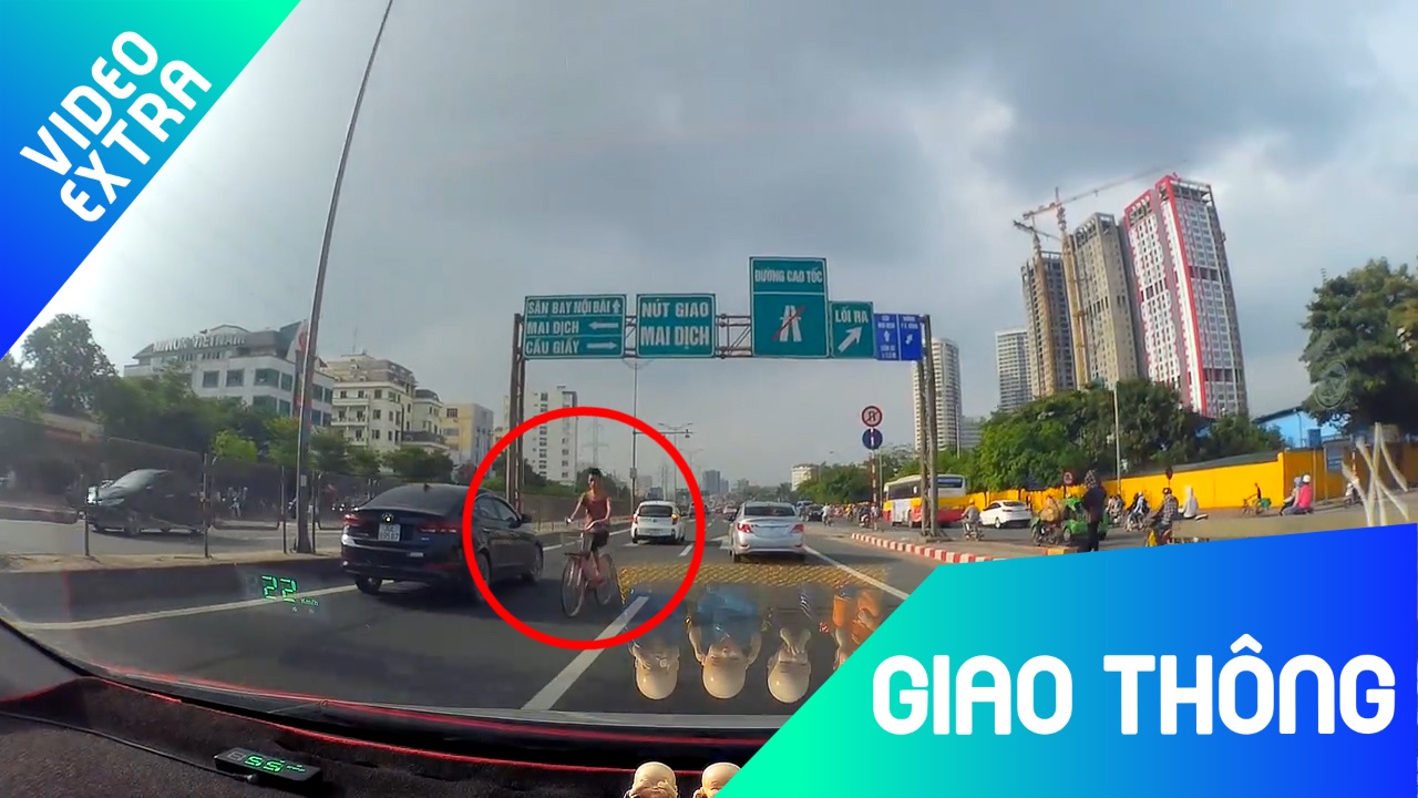 'Nu quai xe' dap xe nguoc chieu trong lan oto hinh anh