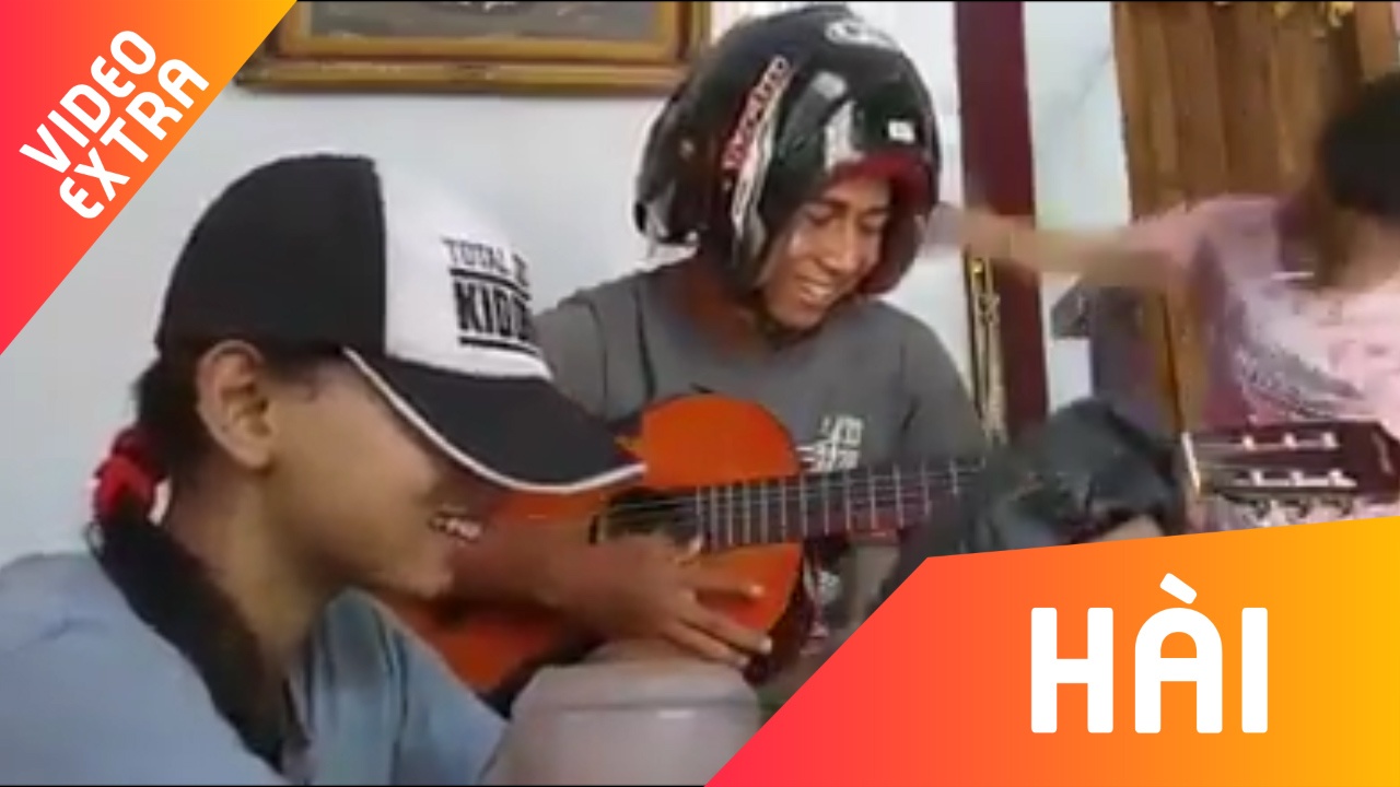 Ban nhac phoi am doc dao voi tui nhua, mu bao hiem va dep hinh anh