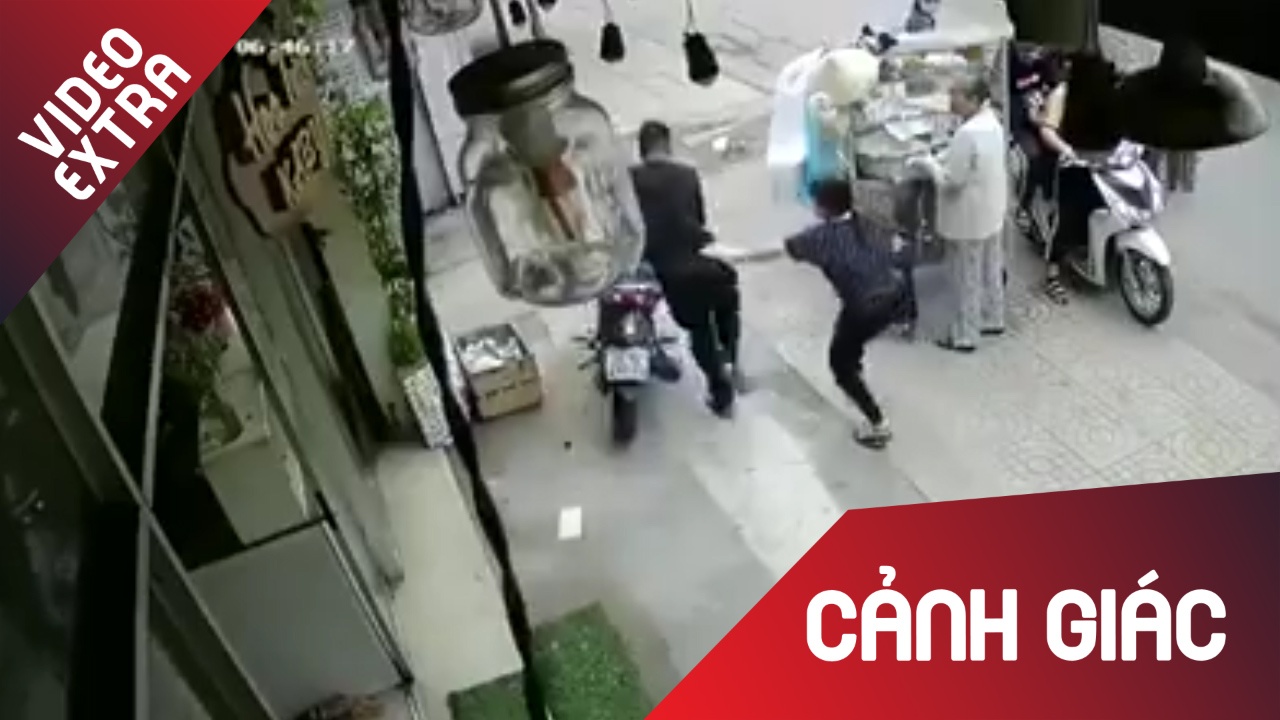 Thanh nien an trom, pha khoa xe trong 30 giay truoc mat dam dong hinh anh