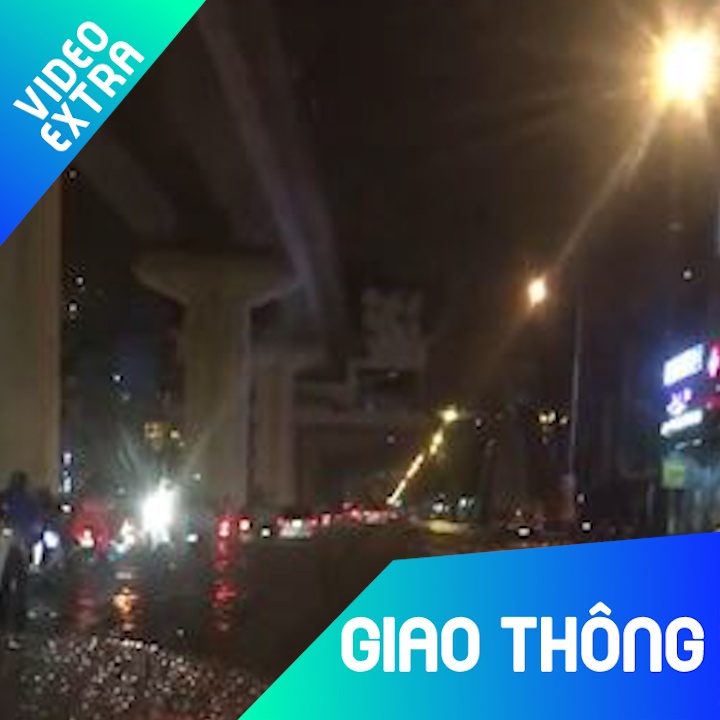 Duong Ha Noi hoa 'song' sau con mua hinh anh