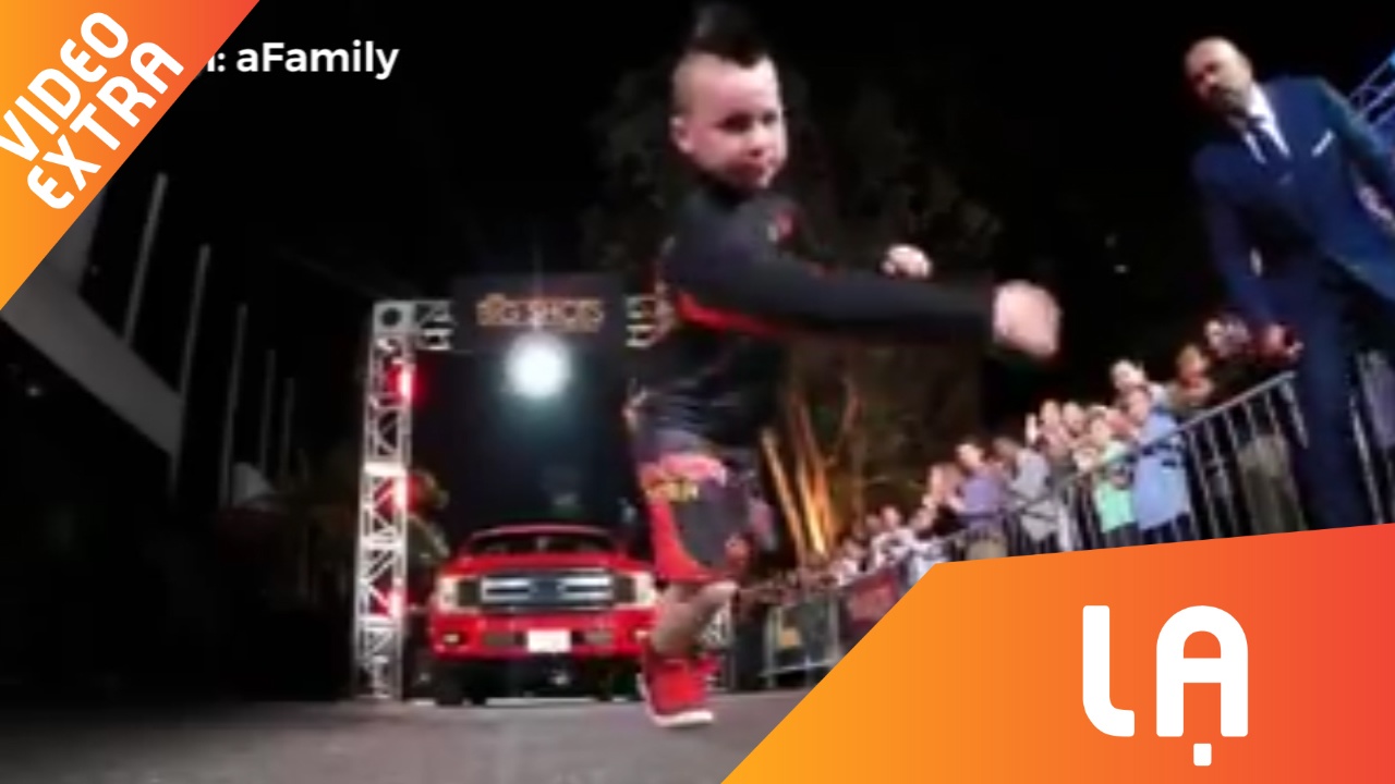 Cau be 7 tuoi o My keo xe 7 tan di bang bang hinh anh