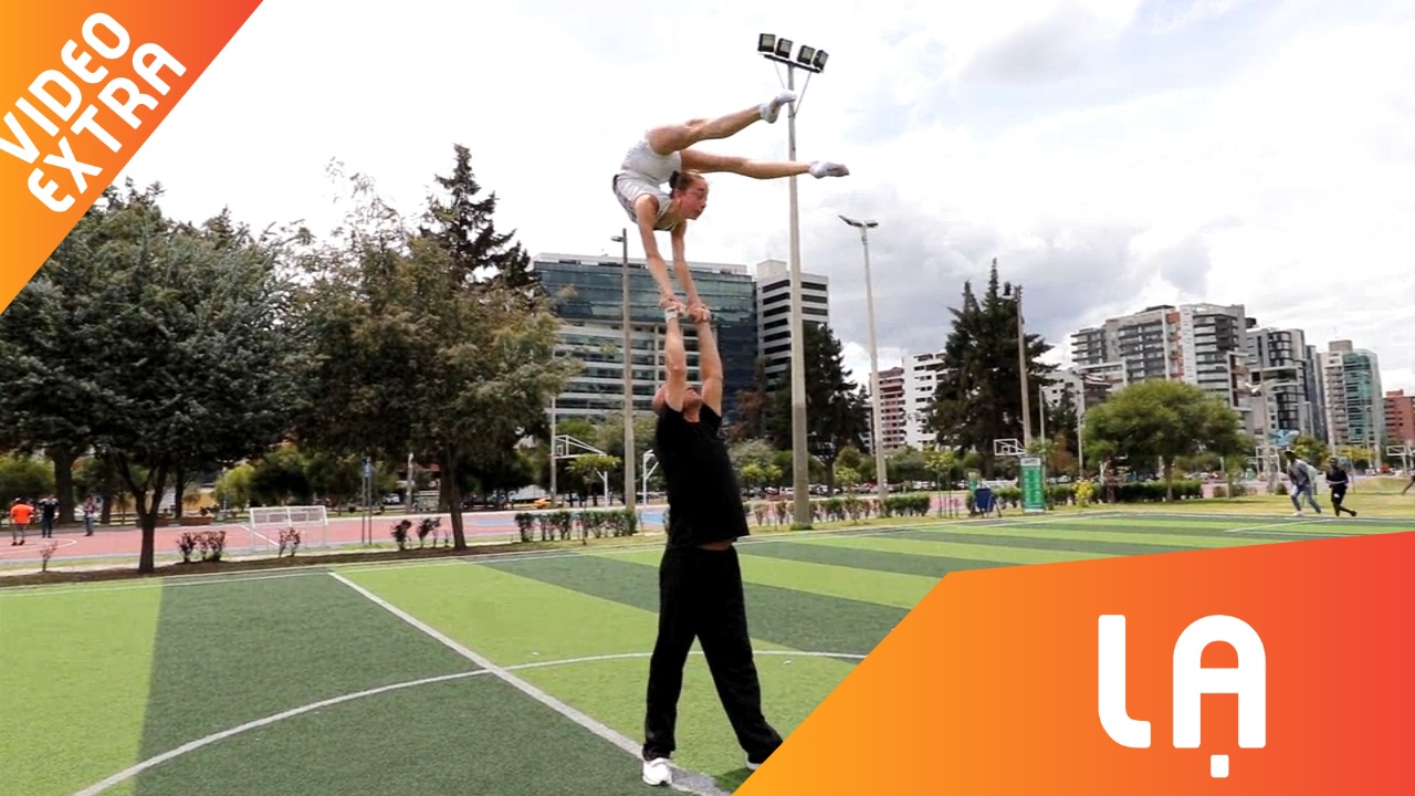 Man uon deo kho tin cua co gai tren dau cua ban dien hinh anh