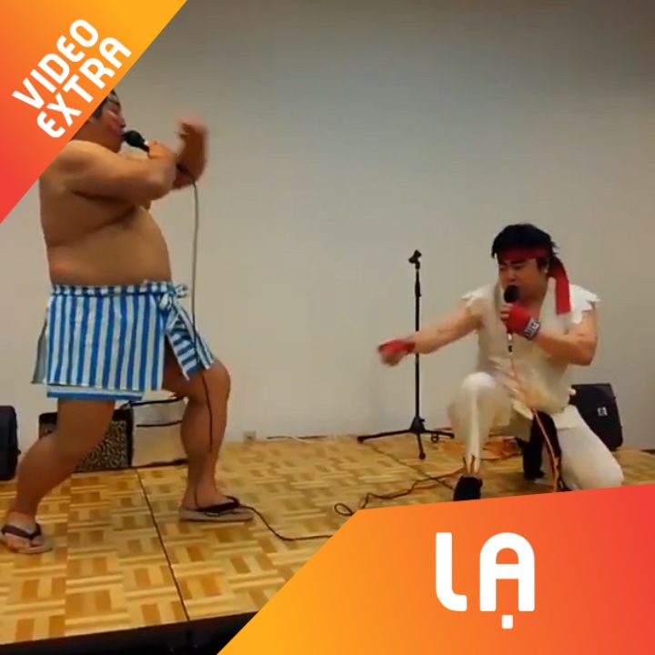 Hai chang trai gia lap tua game Street Fighter ban doi thuc hinh anh