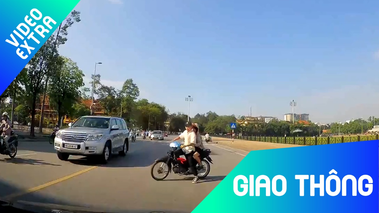 Xe may suyt bi oto tong truc dien do qua duong bat ngo hinh anh