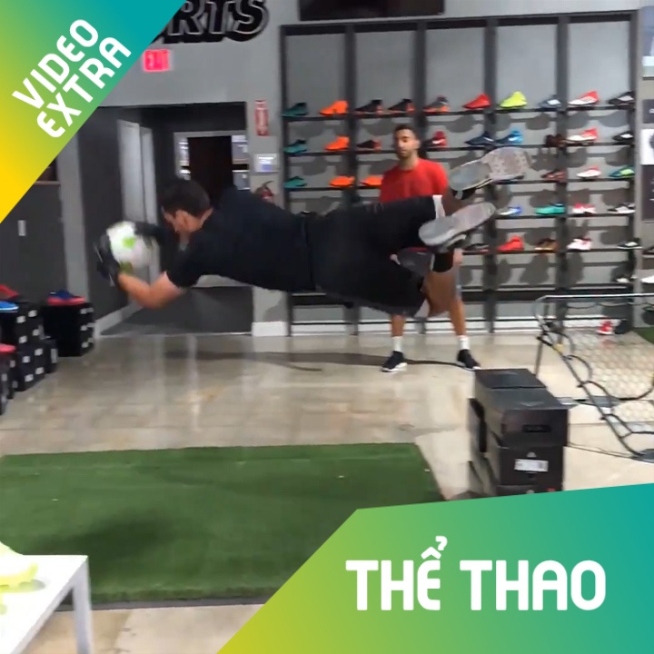 Khong thich mua sam, chang trai vao cua hang the thao de tap luyen hinh anh