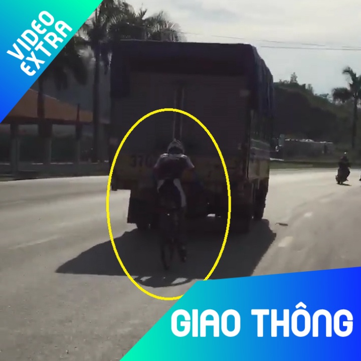 Xe dap bam duoi xe oto de tranh nang mot cach nguy hiem hinh anh