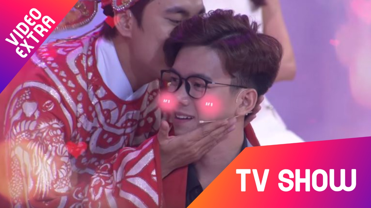 Kieu Minh Tuan bat ngo len san khau 'hon' ban trai cua khach moi hinh anh