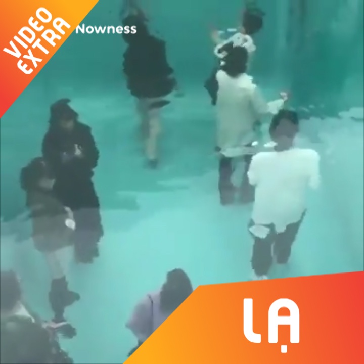 Nhin ngam chiec ho boi ma con nguoi co the di lai tu do duoi day ho hinh anh