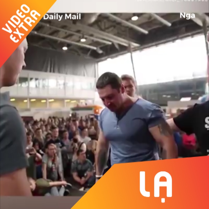 Cuoc thi tat vao mat nhau cua nhung nguoi dan ong Nga hinh anh