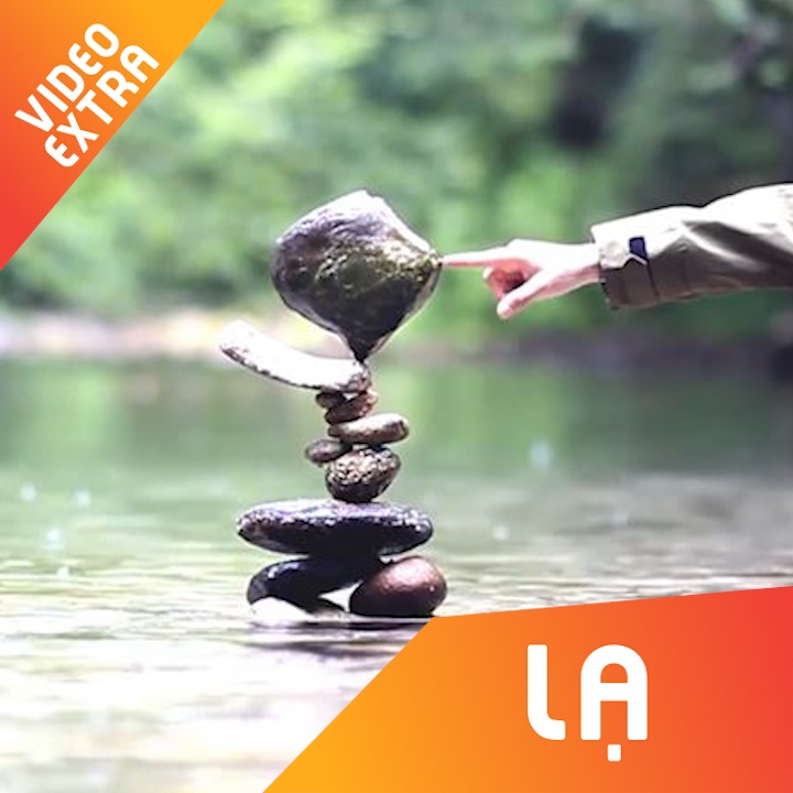 Chang trai sap hang chuc vien da chong len nhau can bang hinh anh