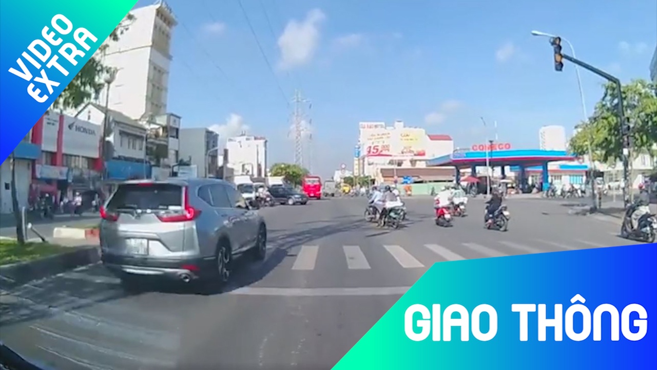 Xe oto chay toc do cao qua nga tu khi den chuyen vang hinh anh