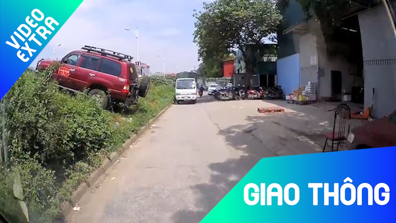 'Nhuong duong' cho xe doi dien, oto lao luon len day dat cao hinh anh