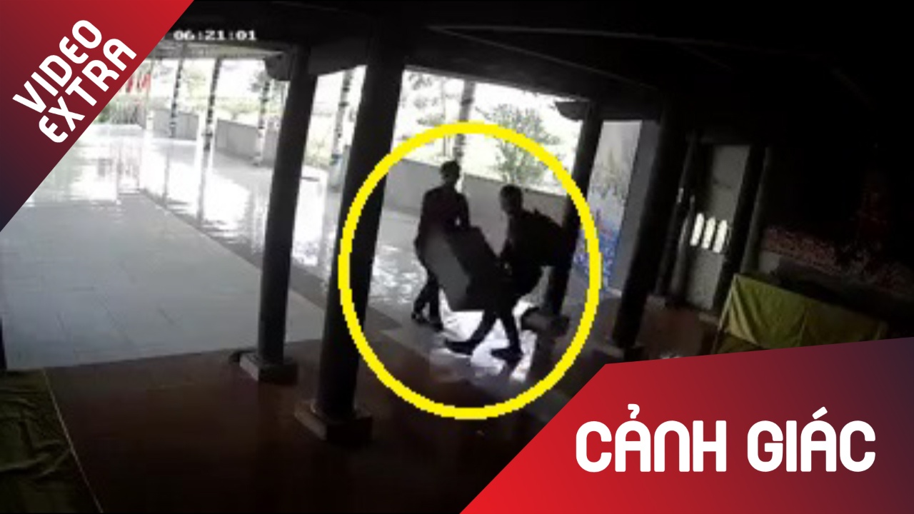 Trom ngang nhien vao chua khenh hom cong duc hinh anh