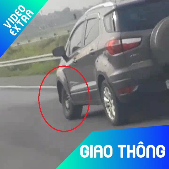 Oto chay toc do cao tren cao toc du hong lop truoc hinh anh