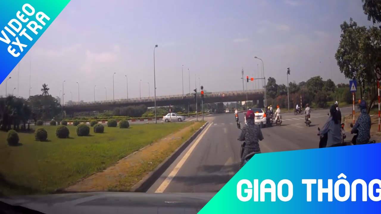 Co dung duoi bong ram cho den do, nguoi phu nu suyt bi oto tong hinh anh