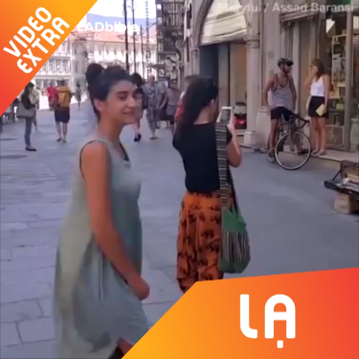 Co gai xinh dep ngau hung mua cung chang nghe si duong pho hinh anh