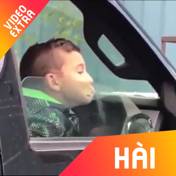 Cau be 'le let' khuon mat minh tren cua kinh xe oto trong khi cho doi hinh anh