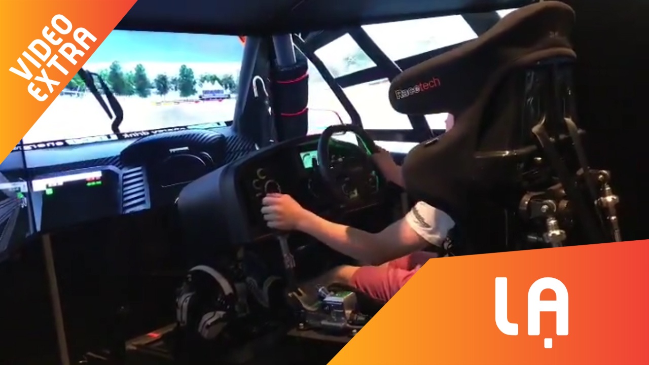 Chang trai dua xe sieu that tai nha voi 3 man hinh hinh anh